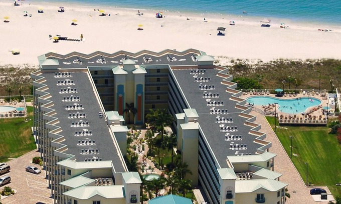 Capri Isle Condominio | Beachfront Condo: 2 Pools & Balcony