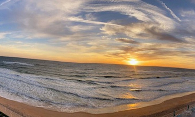 Ormond Beach Condominio | Beachfront Condo at quiet end of Ormond Beach. Snowbirds Welcome !