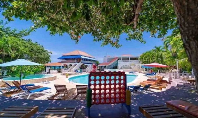 Runaway Bay Apartamento | Beachfront Condo at Tropical Island Resort Hotel