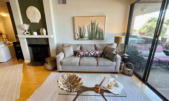 Ventura Condominio | Beachfront Condo in the heart of Ventura AND 2 min walk to Main street!