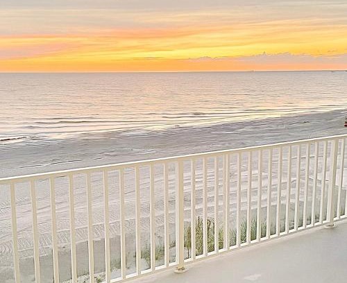 Indian Shores Apartamento | Beachfront Condo, Direct Access to Sugar Sand Beach, Heated Pool and Balcony Views