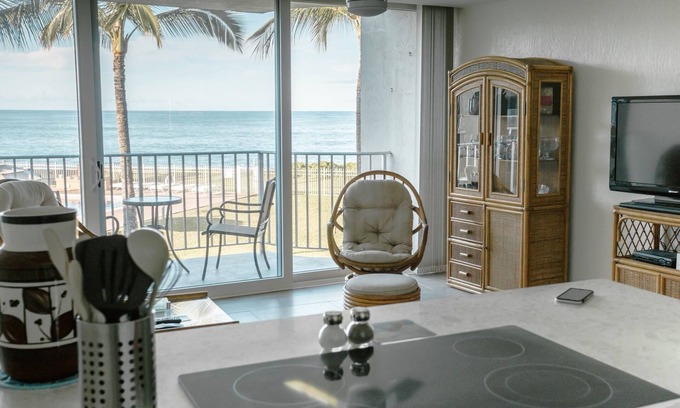 Maili Condominio | Beachfront Condo