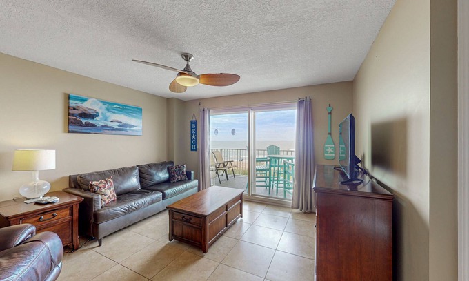 Seawinds Condo Condominio | Beachfront Condo with Ocean View Balcony, AC, WiFi, & Shared Pool - Snowbirds OK