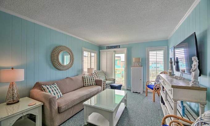 Morehead City Apartamento | Beachfront Condo with Boardwalk and Pool Access!