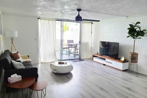Punaluu Casa | Beachfront Condo with Ocean View