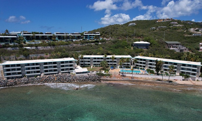 Bolongo Bay Apartamento | Beachfront Condominium + bar/restaurant on-site: LeBlu
