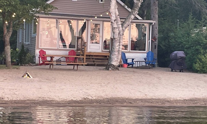 Killaloe Cabaña | Beachfront Cottage Perfect for Family Getaways w/beach firepit, dock.