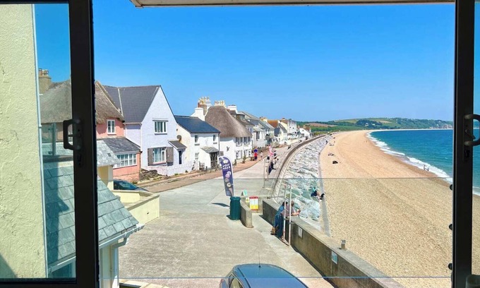 Torcross Cabaña | ​Beachfront Cottage with Sea Views & Coastal Walks​