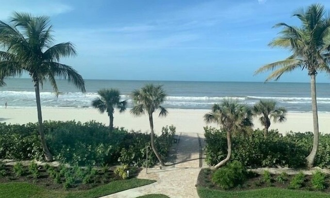 Vanderbilt Beach Condominio | Directly on Gulf/Vanderbilt beach, pool, tennis/pickle, Flash Sale--Aug 28 & on!