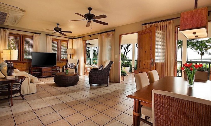 Carenero Apartamento | Beachfront Dream! Direct Beach Access, Onsite Pool, Spa, Playground and Parking!