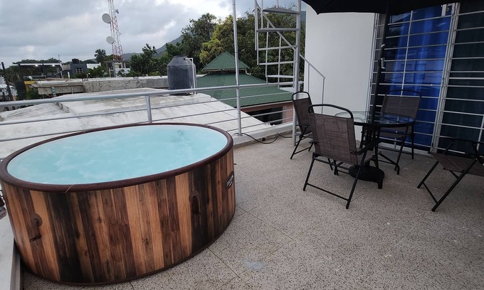 Paraiso Apartamento | Beachfront Duplex Apt+Private Jacuzzi+2 QBed+2bath+AC+Wifi+HotWater+Pet Friendly