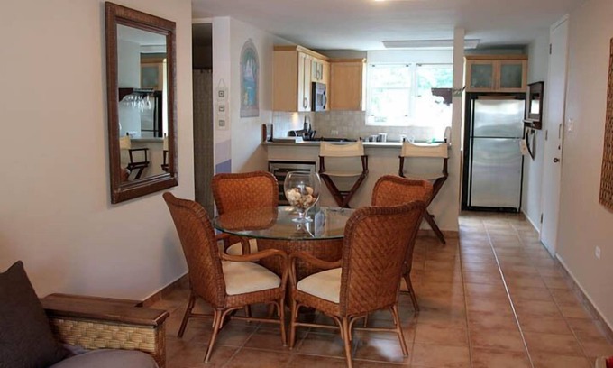 Zarzal Apartamento | Frente a la playa, elegante jardín Apt 2BR-2BA por Rainforest