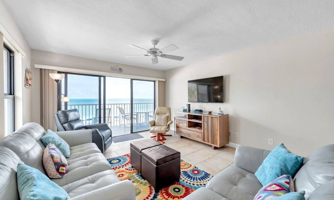 Indian Shores Condominio | Beachfront End Unit 3-Bedroom with Wrap-Around Balcony