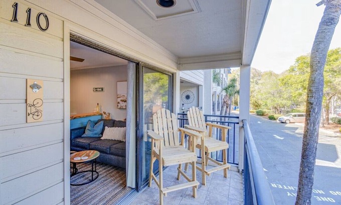 Hilton Head Island Condominio | Beachfront Escape w Balcony+Pool