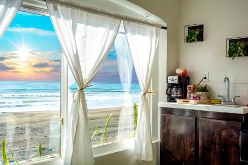 Costa Apartamento | BEACHFRONT Escape - Cozy Studio