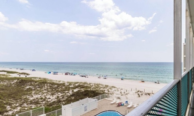Panama City Beach Condominio | Beachfront Escape | Pool, Decks and Jacuzzi Tub