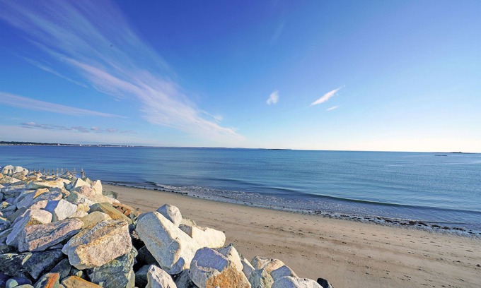 Camp Ellis Casa | Beachfront Family Retreat Cottage and Carriage House
