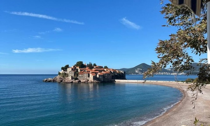 Sveti Stefan Apartamento | Beachfront Four bedroom Apartment