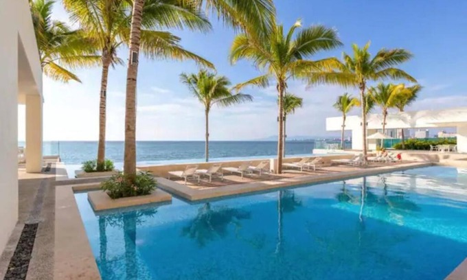 Las Glorias Apartamento | Beachfront & free daily breakfast & 600MB Wifi by Moikkarentals