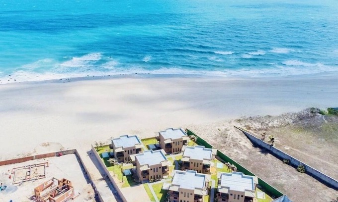 Barro Preto Casa | Beachfront fully-equipped 2-bedroom house near Beach Park with AC, WiFi.