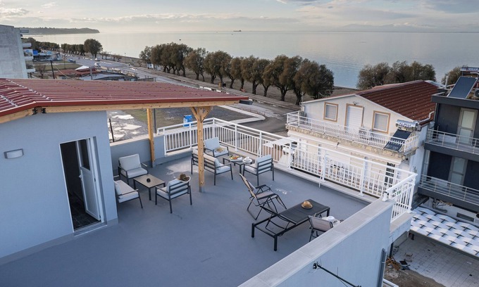 Neoi Epivates Apartamento | Beachfront getaway near Thessaloniki - 8 min. to the airport Family-friendly!