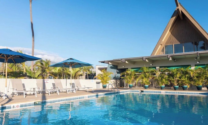 Kahului Hotel | Beachfront Getaway: Spacious Room with Scenic Ocean Views & Pool Access