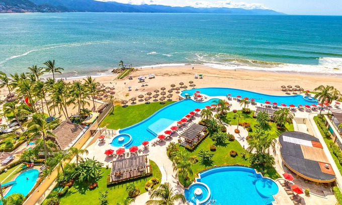 Colonia Olímpica Condominio | Beachfront Grand Venetian condo