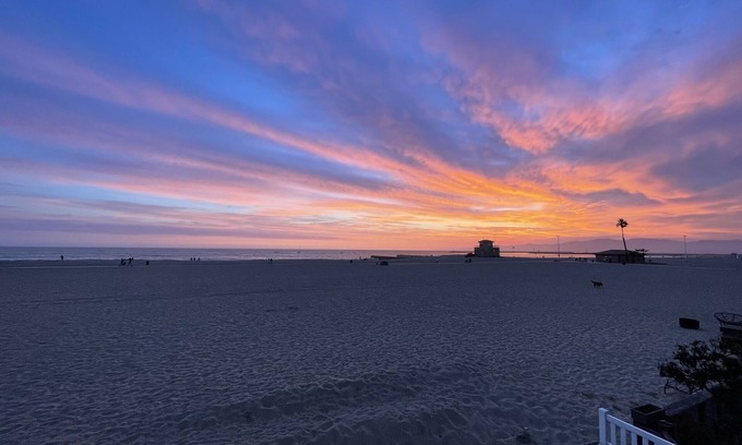 Playa Del Rey Condominio | Beachfront Haven! On the sand, just minutes from LAX.