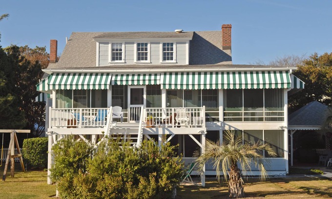 Sullivan's Island Casa | ¡Casa clásica frente al mar con WiFi, parrilla privada y camino privado de dunas!