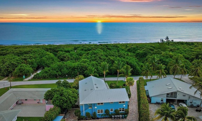 Fort Pierce Shores Casa | Sunny Beach Flat | 2BR Hidden Gem w/ Ocean Access