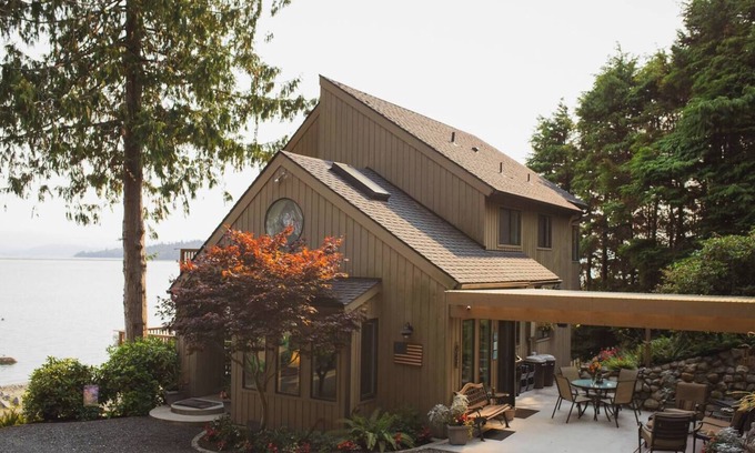 Lummi Island Casa | Beachfront Home/Panoramic Views