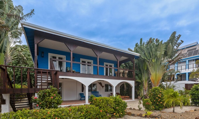 Caribbean Way Casa | Villa frente al mar con vistas al mar, terraza y muelle / hamacas compartidas.
