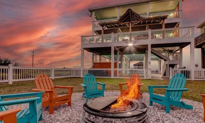 Port Bolivar Casa | Beachfront | Hot Tub | Fire Pit | Game Room