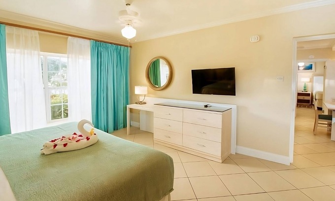 Rodney Bay Apartamento | Beachfront Hotel! Four Spacious 1BR Suites with Full Kitchen and Sea View!