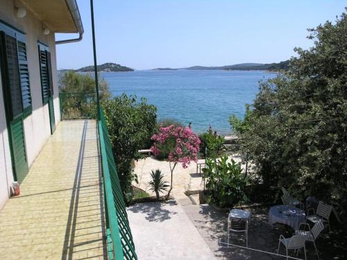 Tijesno Casa | Beachfront House with garden and two terraces