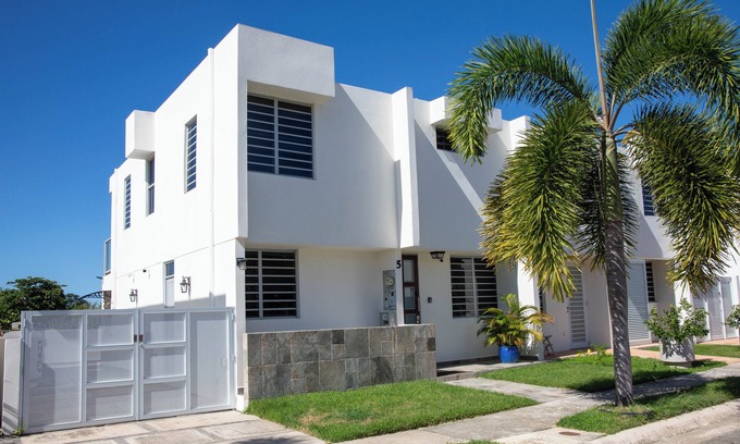 Ensenada Casa | Frente a la playa, comunidad cerrada con patio, balcón, piscina, cerca de todo.