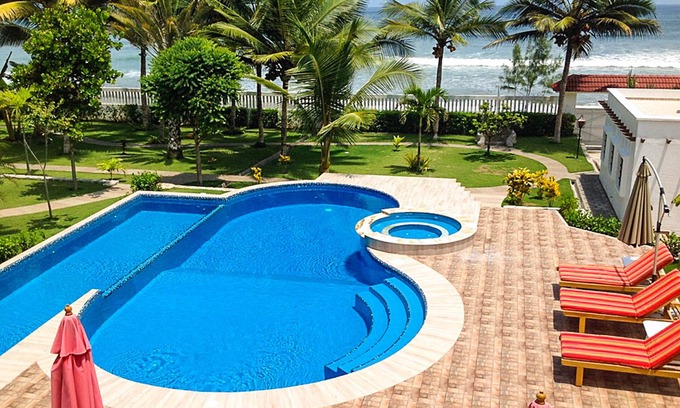 Comuna San José Cabaña | Frente a la playa, piscina grande, piscina de entrenamiento y jacuzzi, área de barbacoa, jardines espectaculares