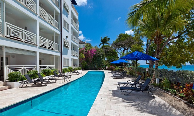 Old Trees Bay Apartamento | Beachfront luxury modern 2-bed apt with pool