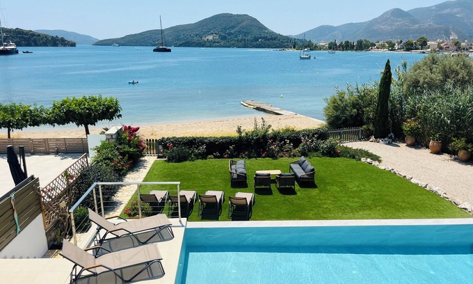 Perigiali Villa | Nueva villa de lujo frente al mar, con jardín y piscina privada