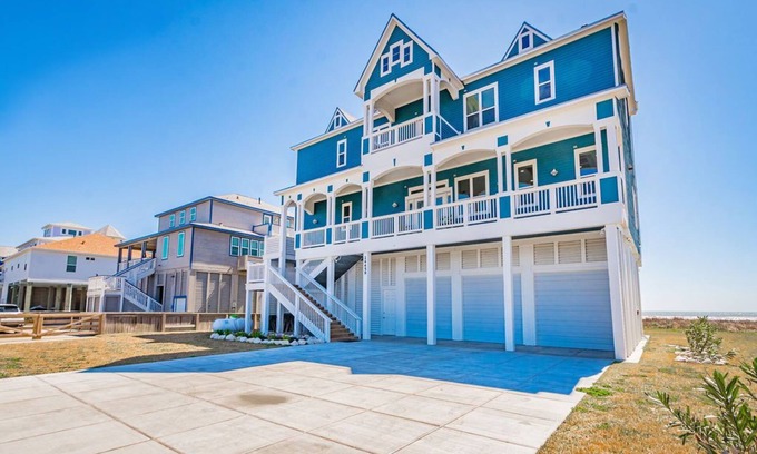 Stavanger Beach Casa | The Mansion - Beachfront Luxury with Elevator/Bikes/Ping-Pong
