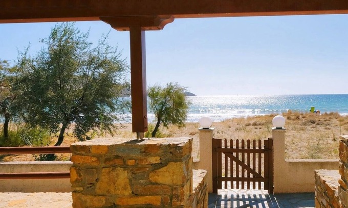 Myrina Apartamento | Beachfront Maisonette With Pool
