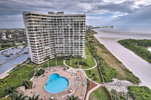 Marco Island Apartamento | Beachfront Marco Island Resort Condo with Pool!