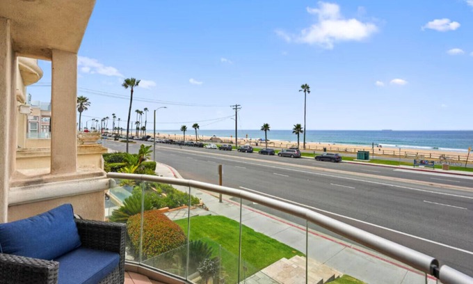 Huntington Beach Casa | Beachfront Oasis with Stunning Views