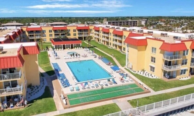 Point East Condominio | ❤️🌴Beachfront Oasis Balcony on No-Drive Beach!