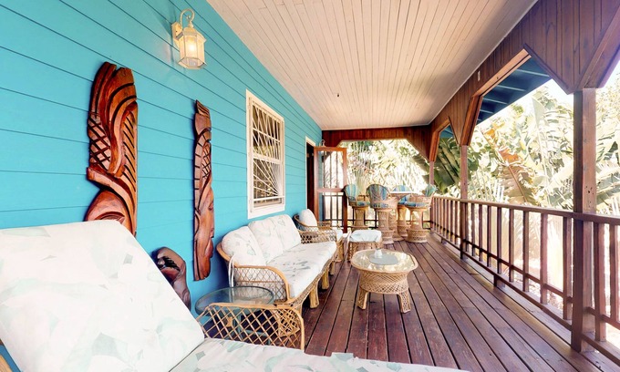 Caribbean Way Villa | Propiedad frente a la playa con terraza privada, piscina y kayaks: playa privada y muelle.