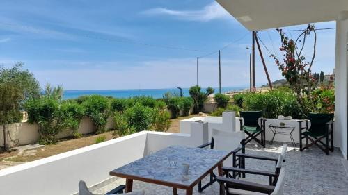 Skala Casa | Beachfront Oleanders House in Skala