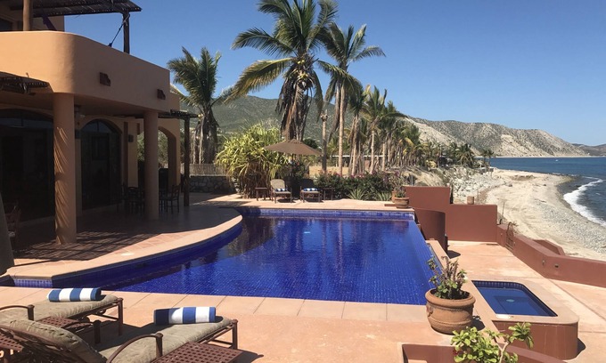 Los Barriles Casa | Frente a la playa en la arena con piscina de borde infinito, jacuzzi y playa amigable para los nadadores.
