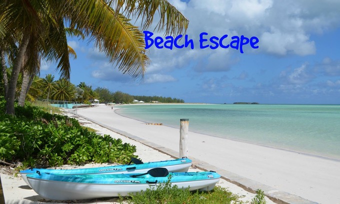 Spanish Wells Apartamento | Beach Escape: amplio dormitorio con cocina completa y porche cubierto.
