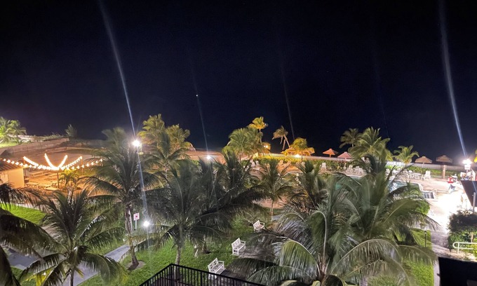 Williams Town Condominio | Beachfront Paradise - Condo Living with Hotel Quality