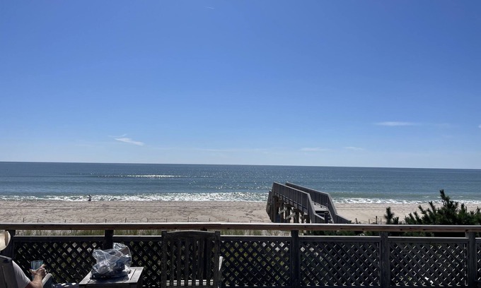 Davis Park Casa | Beachfront Paradise with private walk to beach
